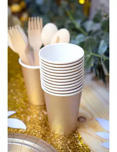 8 matte gullfargede pappkopper à 210 ml