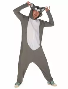 Et koalakostyme som holder deg varm! Dette koalakostymet for menn inkluderer en hettegenser. Den langermede jumpsuiten er grå med en hvit mage. En glidelås foran lar deg ta kostymet av og på enkelt. Hetten er toppet med et søtt koalahode med grå plysjører