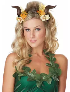 Brune fortryllede horn omgitt av oransje blomster