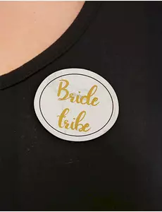 Sett med 5 hvite og gullfargede utdrikningslagsmerker