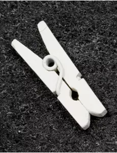 10 mini hvite klesklyper i tre 2,5 cm