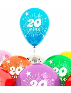 Pose med 8 ballonger til 20-årsjubileum
