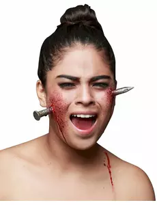 Falske gigantiske negleskader for voksne på Halloween