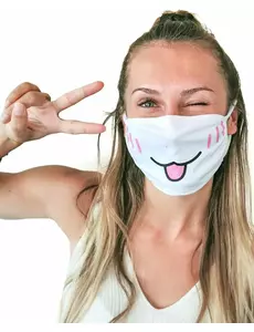 Voksen katt med trykk på nesemaske