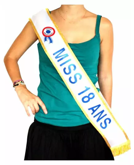 Miss 18 years old 184 cm scarf