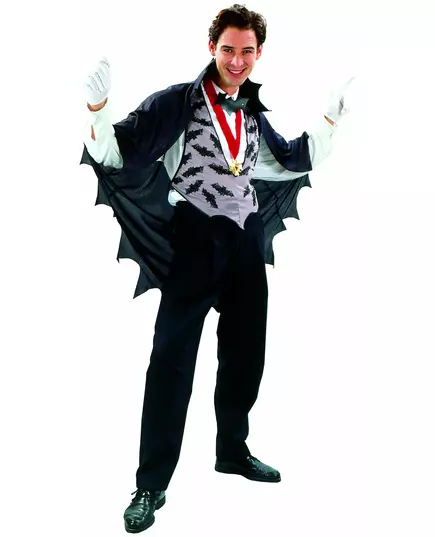 Lett og behagelig antrekk! Dette Halloween-vampyrkostymet for menn består av en svart kappe, en falsk vest, en sløyfe og et anheng. Den falske vesten er grå med flaggermusmønstre, den knytes i ryggen og i nakken. Det gullfargede anhenget er festet til et 