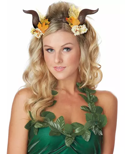 Brune fortryllede horn omgitt av oransje blomster