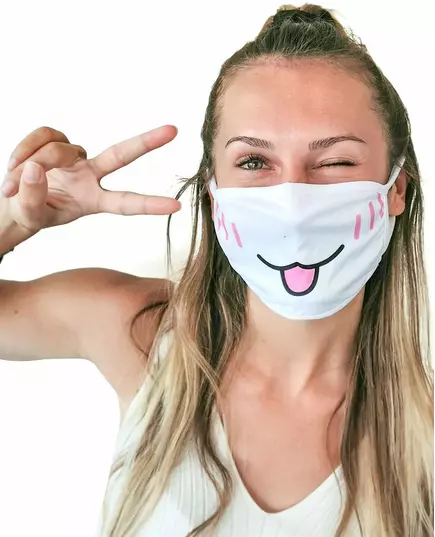 Voksen katt med trykk på nesemaske